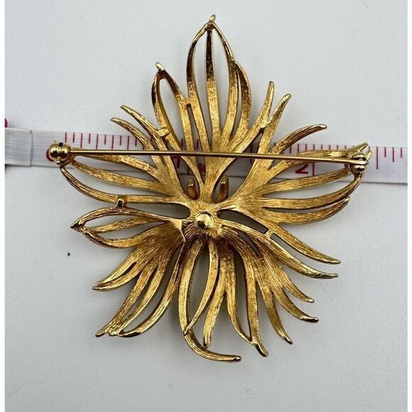 Monet Signed Gold Tone Textured Abstract Leaf Vintage Brooch Pin Jewelry - Picture 7 of 7